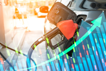 Close up of fuel monitoring system refueling a petroleum to vehicle and graph chart with the indicator on the oil price slide at gas station. Concept fluctuations in oil prices and exchange trade. Foto: Stock Adobe.