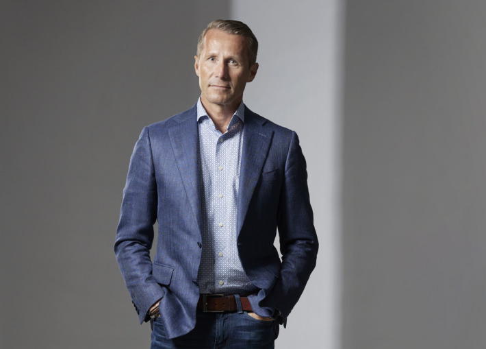 Några variationer på en grundfärg på olika basplagg i garderoben gör kläderna enkla att matcha ihop. Stephan Andersson, vd för Asurgent, gillar blått, och har gärna skor och bälte i brunt som ser mer informellt ut än svart. Foto: Peter Knutson