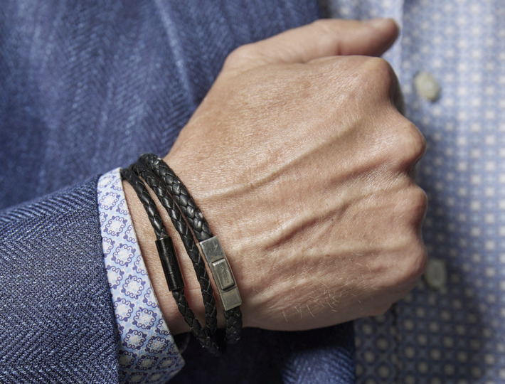 Näsduk i bröstfickan, ett läderarmband eller något annat smycke lägger lite personlighet till klädseln. Foto: Peter Knutson