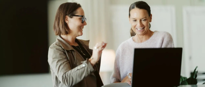 Ibland utmanar Anna Kleine bilden av hur en vd ”bör” vara. Hon kan dyka upp utklädd till djur eller frukt – ett sätt att visa att hon är mänsklig och bjuda in till skratt och delaktighet. Foto: Tom Wall